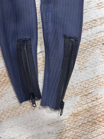 Ankle zip fitted to the outside